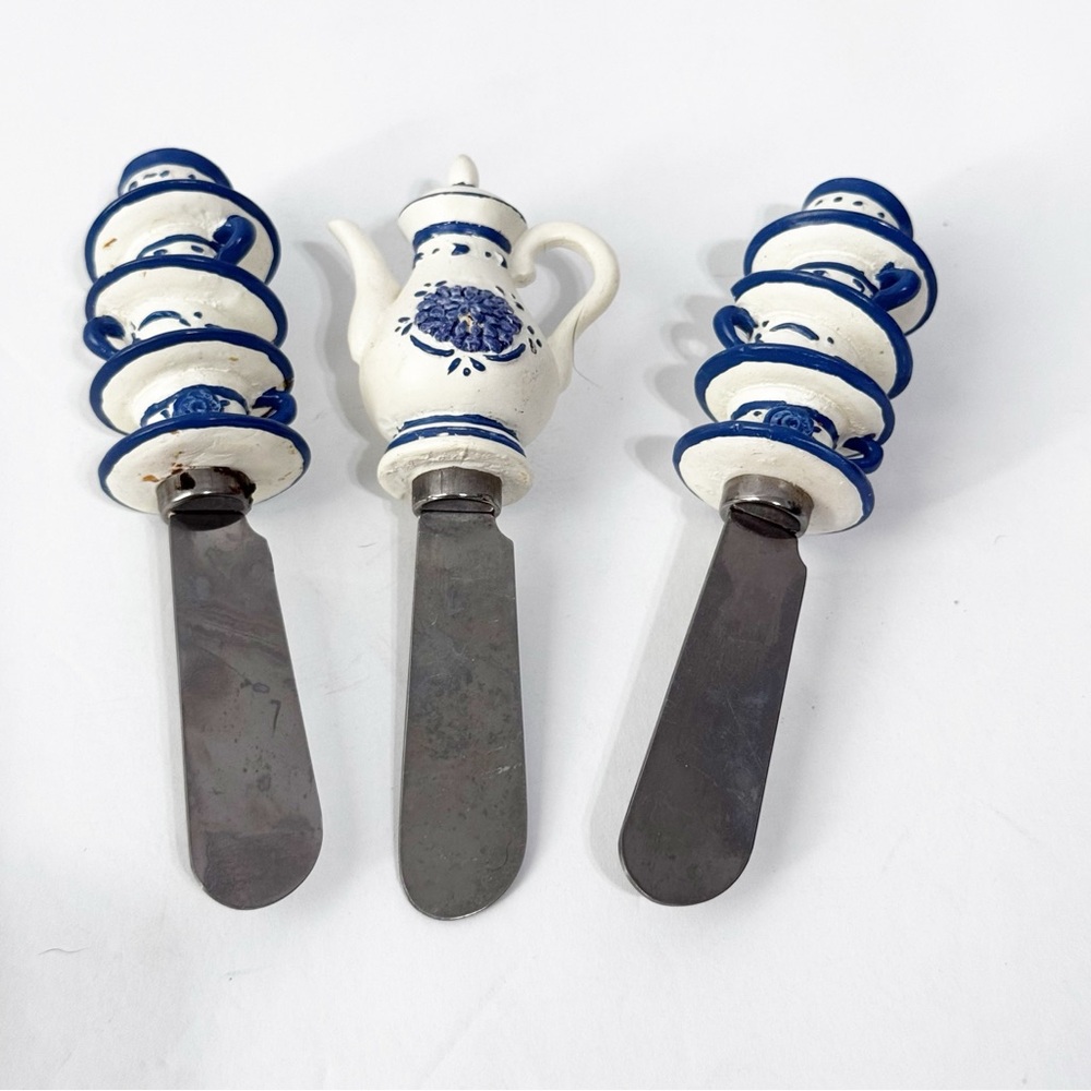Boston Warehouse Blue and White Ceramic Spreaders teapot